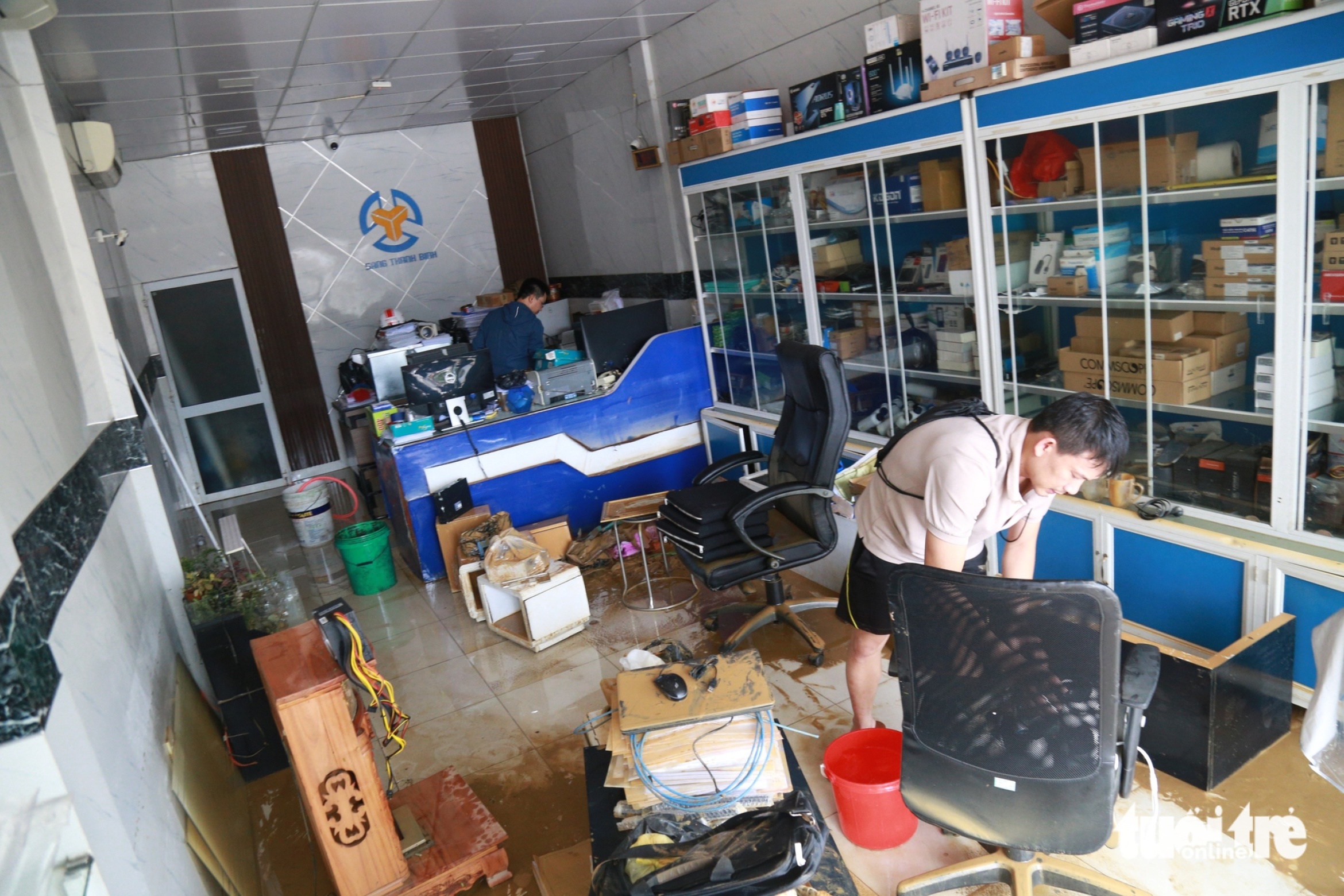 顺化商户在洪水后茫然看着受损商品